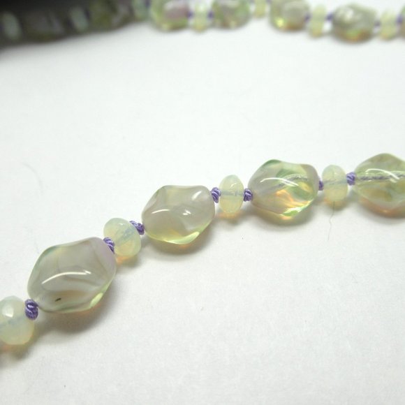 Uranium glass bead necklace - Picture 4 of 12
